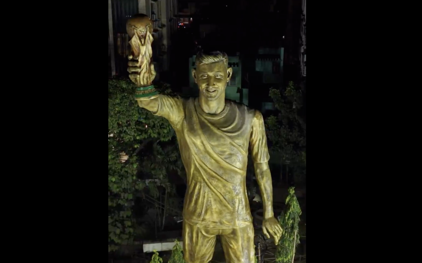 Lionel Messi gets Giant Statue... In India