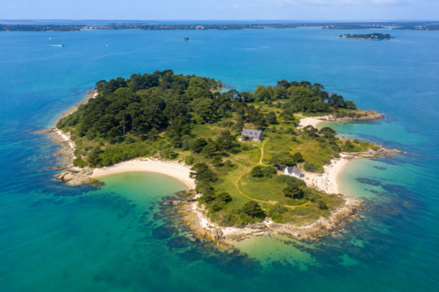 5 plages, 2 maisons, 0 voisin : une superbe île en vente en Bretagne