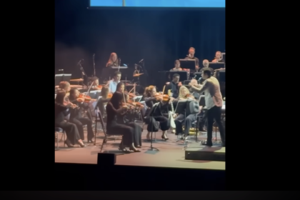 Le pianiste tombe malade, un spectateur le remplace lors d'un concert de La La Land