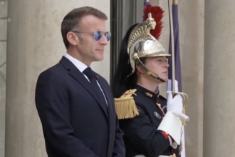 Emmanuel Macron avec ses lunettes d'aviateur