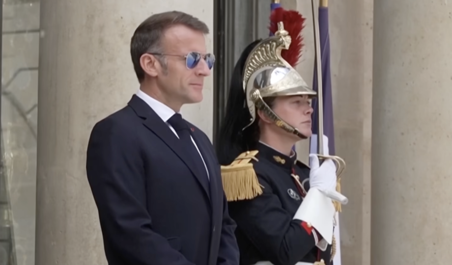 Emmanuel Macron avec ses lunettes d'aviateur